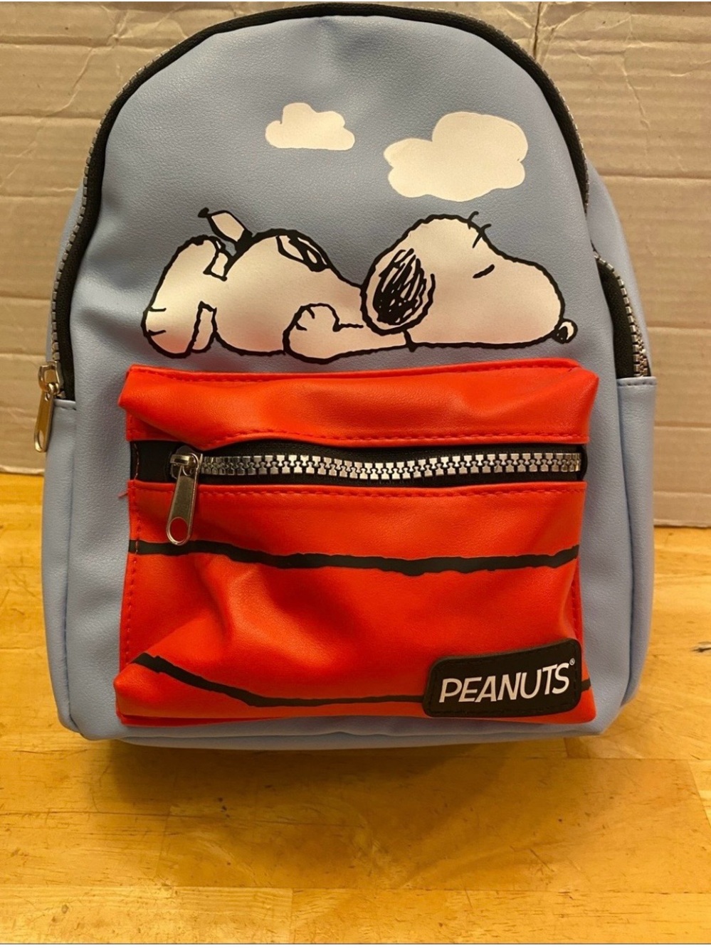 Peanuts Snoopy Mini
Backpack with front Red
Pocket Approx 8x10x3.5
NWT